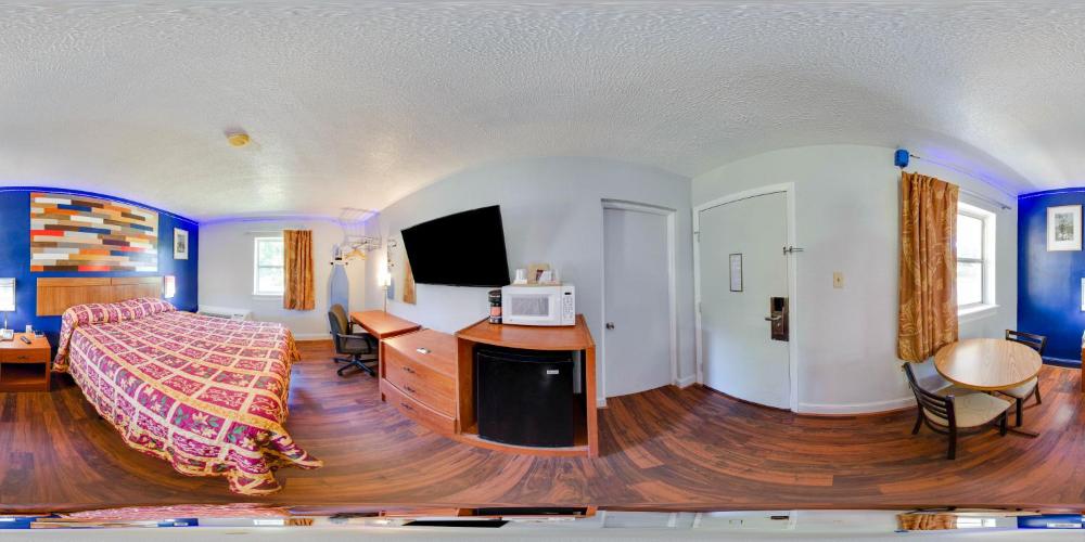Queen Room interior